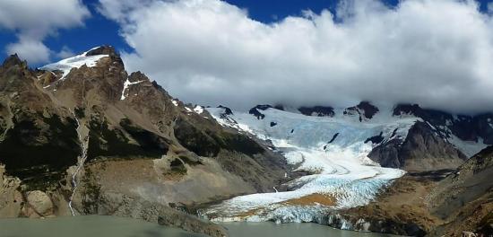 Le lago Torre, le glacier Grande, le Cerro Torre dans les nuages