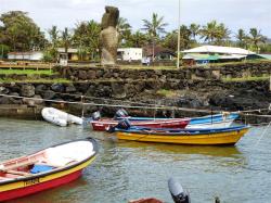 Port d'Hanga Roa et premier moai
